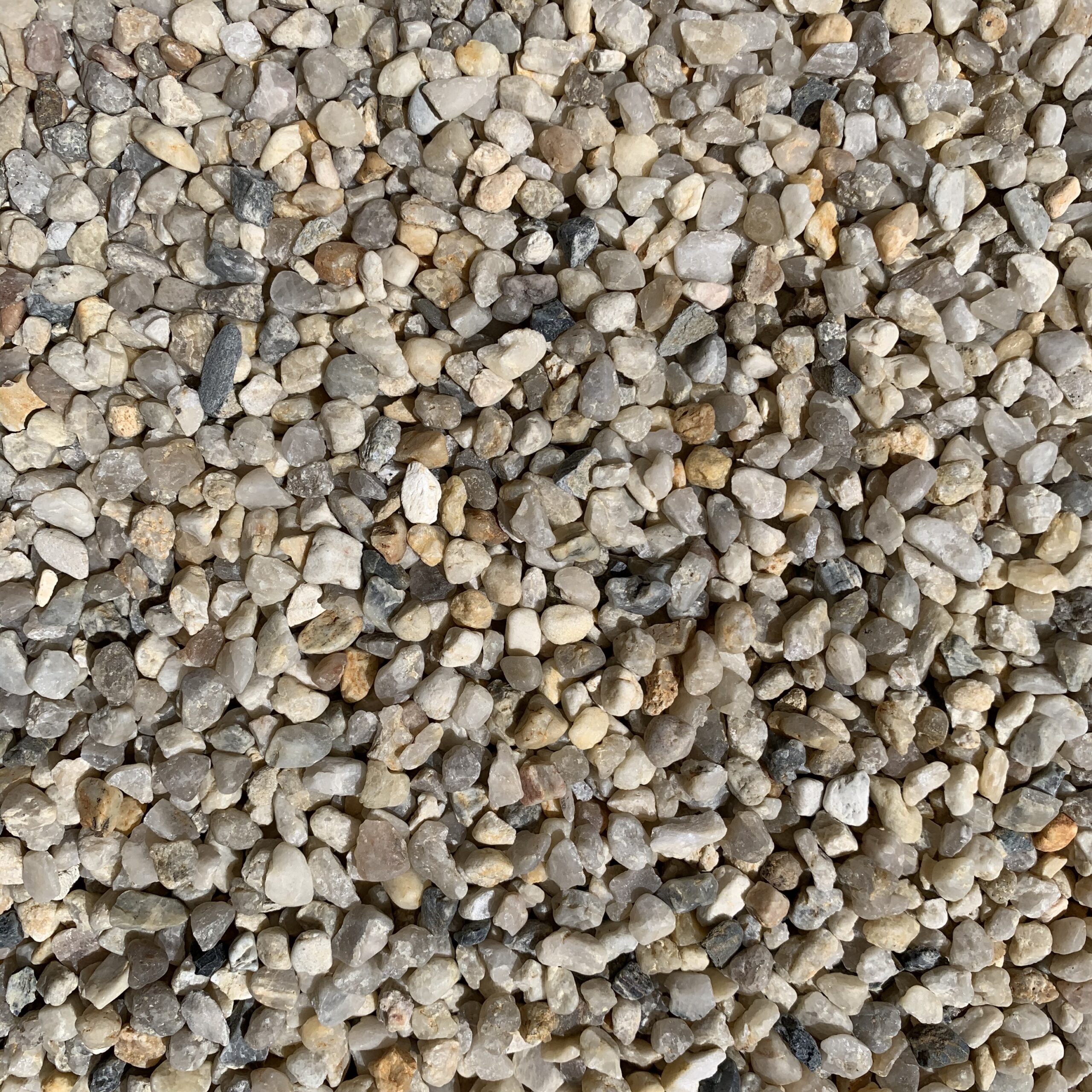 Naturbeiger Quarzsand, Körnung 4,0–8,0 mm: Nahaufnahme der Kornoberfläche.