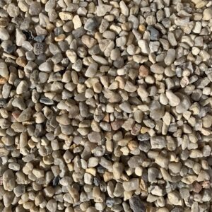 Naturbeiger Quarzsand, Körnung 5,6–8,0 mm: Nahaufnahme der Kornoberfläche.