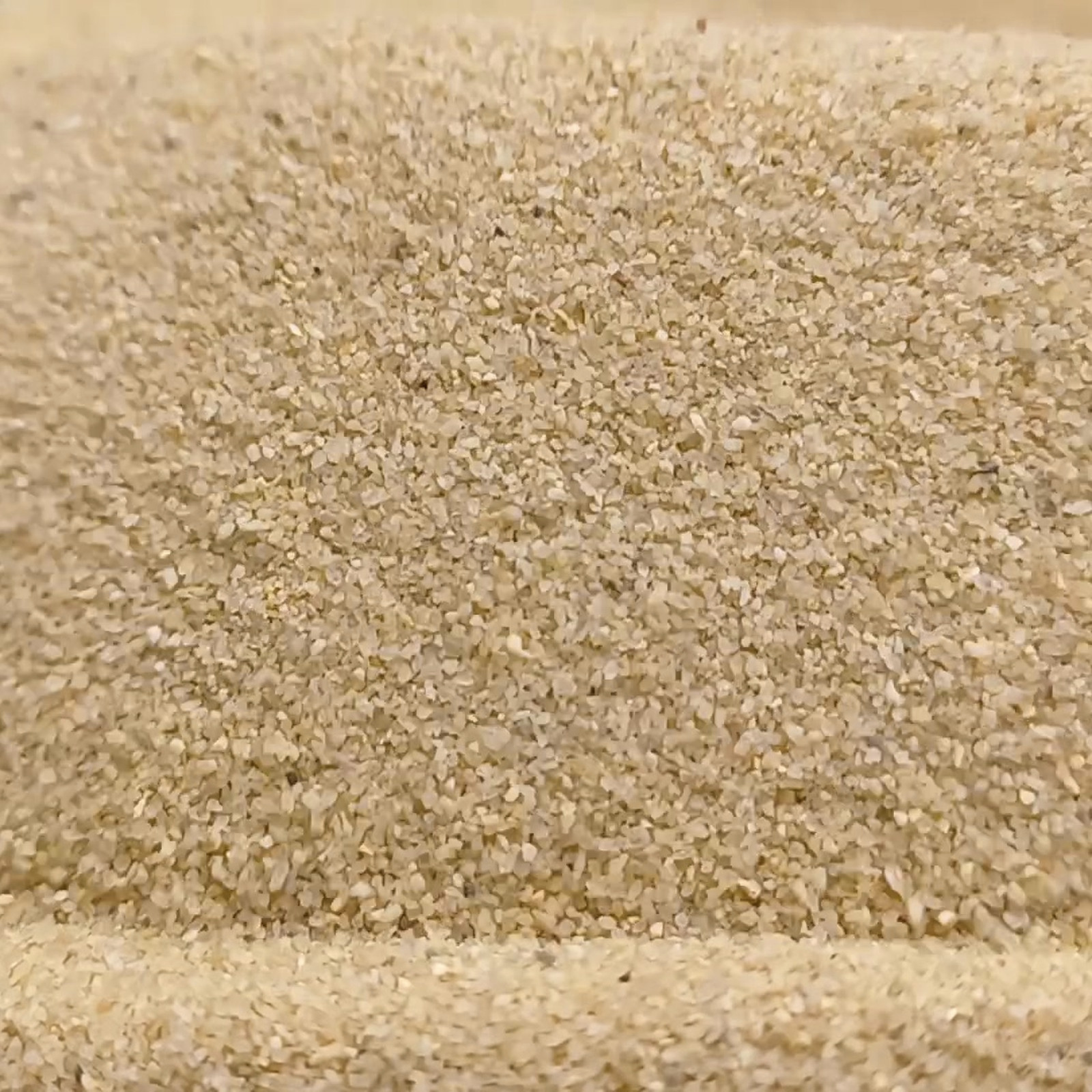 Aquariumsand Naturbeige, 0,1–0,6 mm, 25 kg: Nahaufnahme einer beigen Sandmulde.