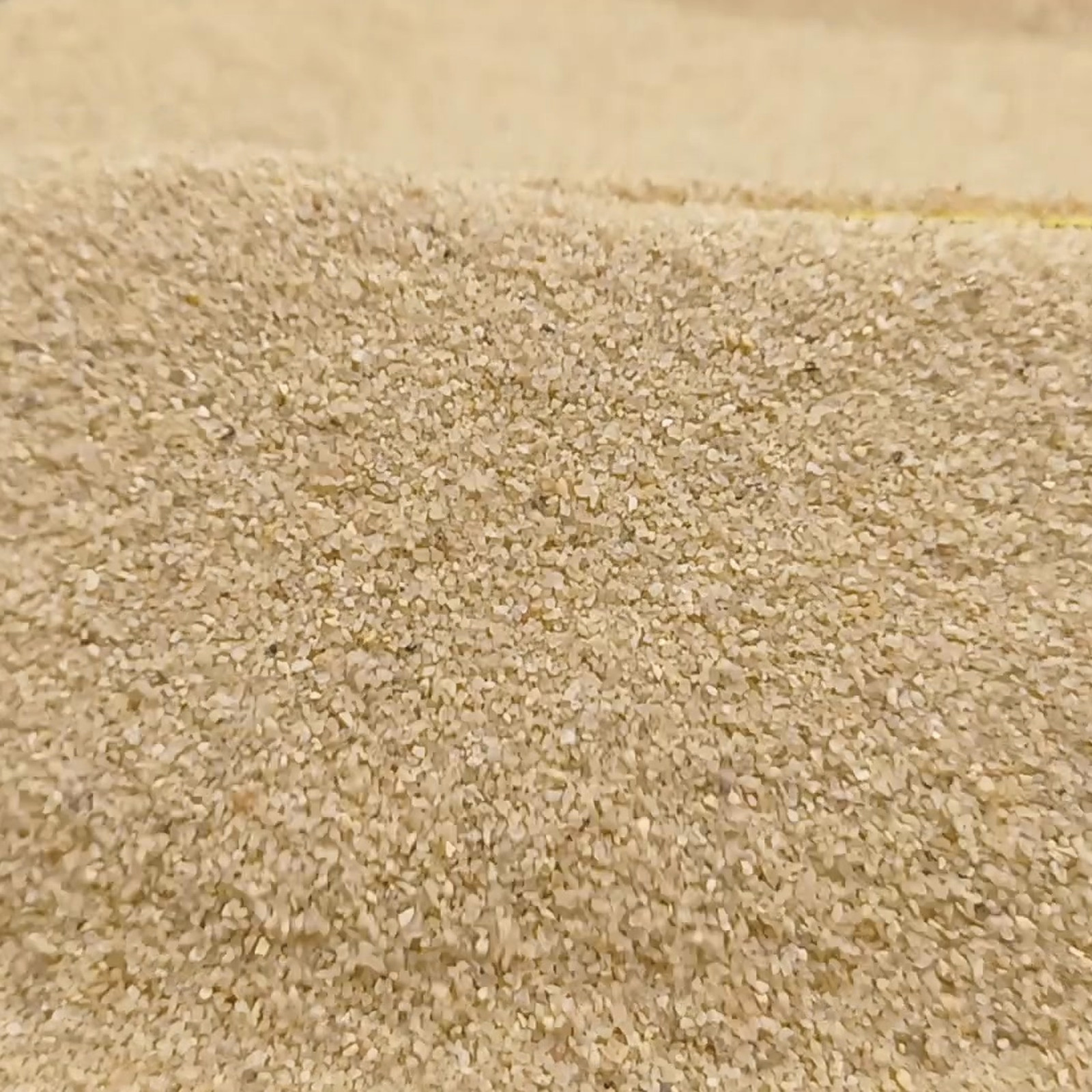 Aquariumsand Naturbeige, 0,1–0,6 mm, 25 kg: Gewölbter Sandrücken mit feinen Einzelkörnern.