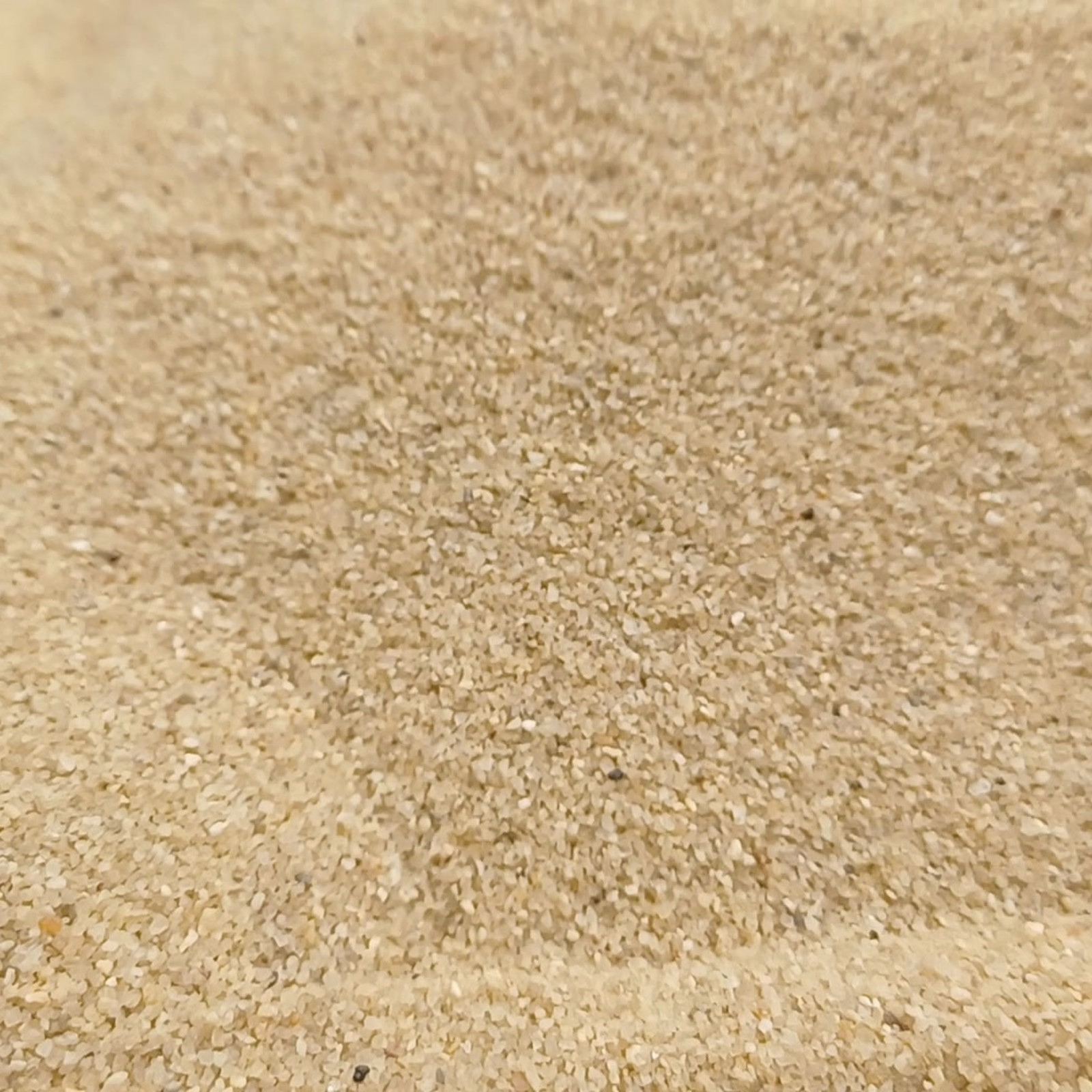 Aquariumsand Naturbeige, 0,1–0,6 mm, 25 kg: Zwei flache Sandrücken in Nahaufnahme.
