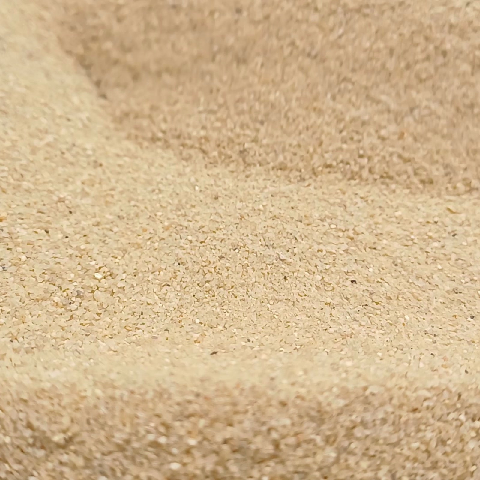 Aquariumsand Naturbeige, 0,1–0,6 mm, 25 kg: Flache Sandwelle mit deutlich sichtbaren Körnern.