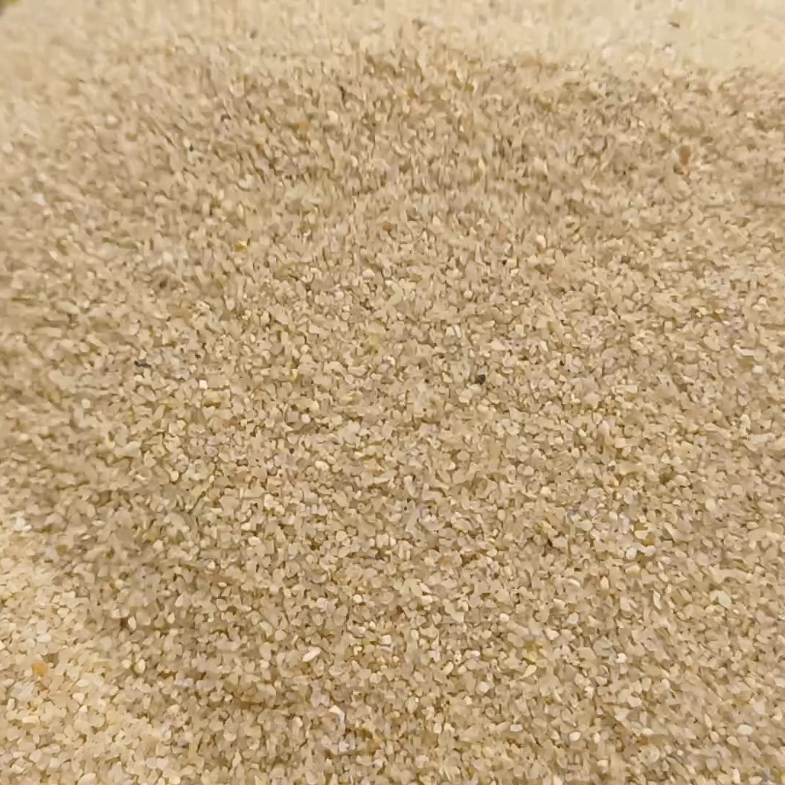 Chinchillasand Naturbeige, 0,1–0,6 mm, 25 kg: Kornstruktur einer ebenen Sandfläche.
