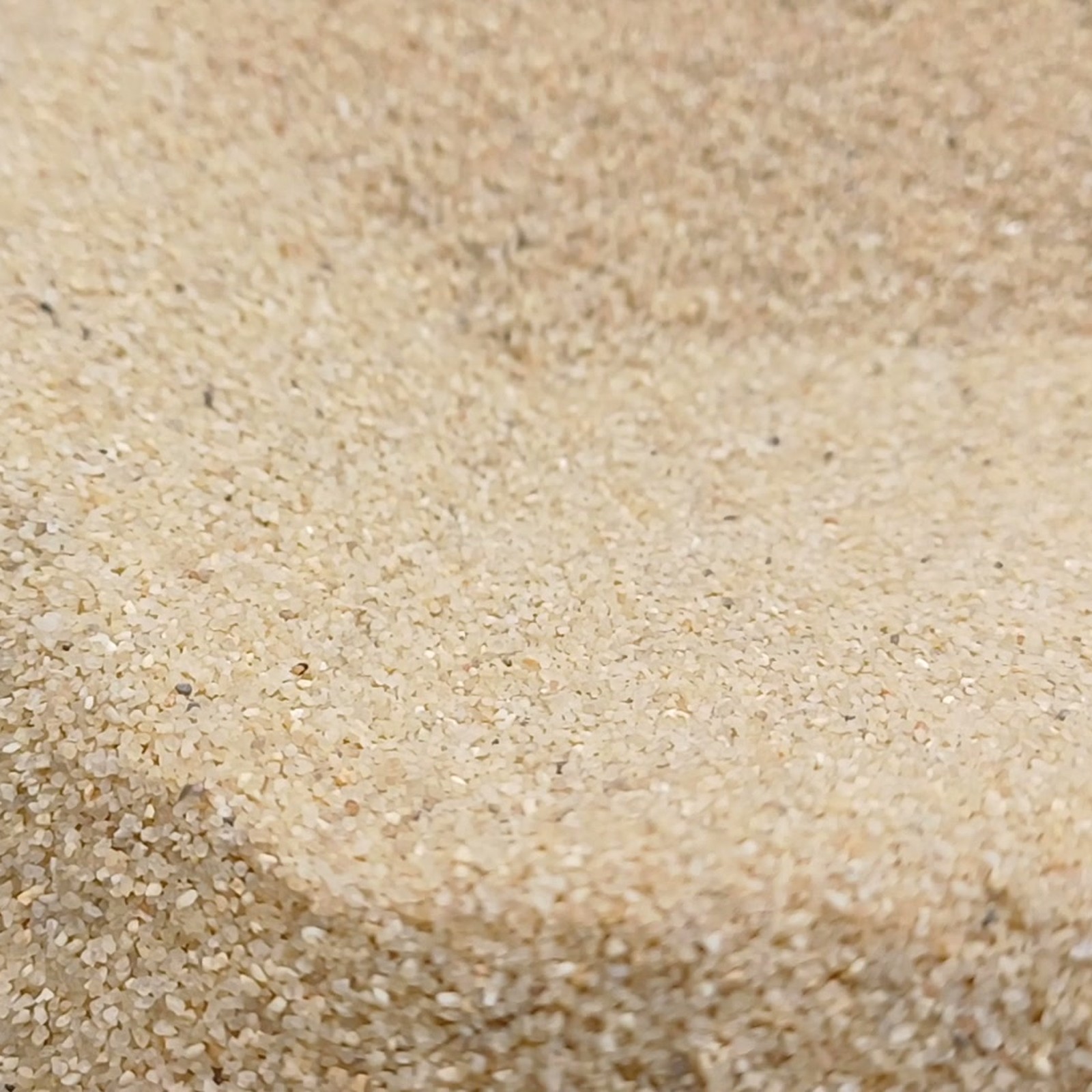 Rasensand Naturbeige, 0,2–0,7 mm, 25 kg: Breite flache Mulde mit weich ansteigendem Rand.