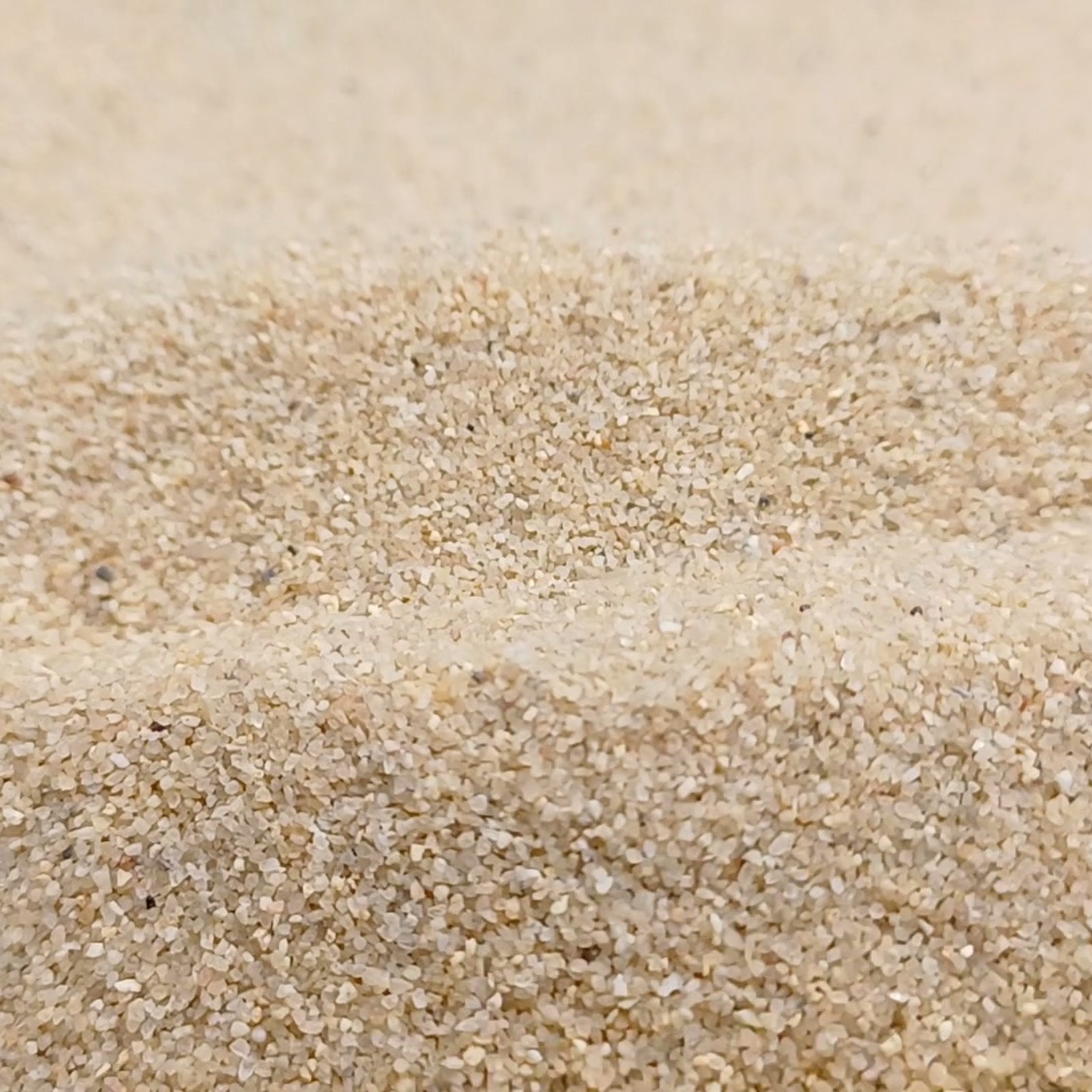 Rasensand Naturbeige, 0,2–0,7 mm, 25 kg: Zusätzliche Ansicht zweier beiger Sandwellen.