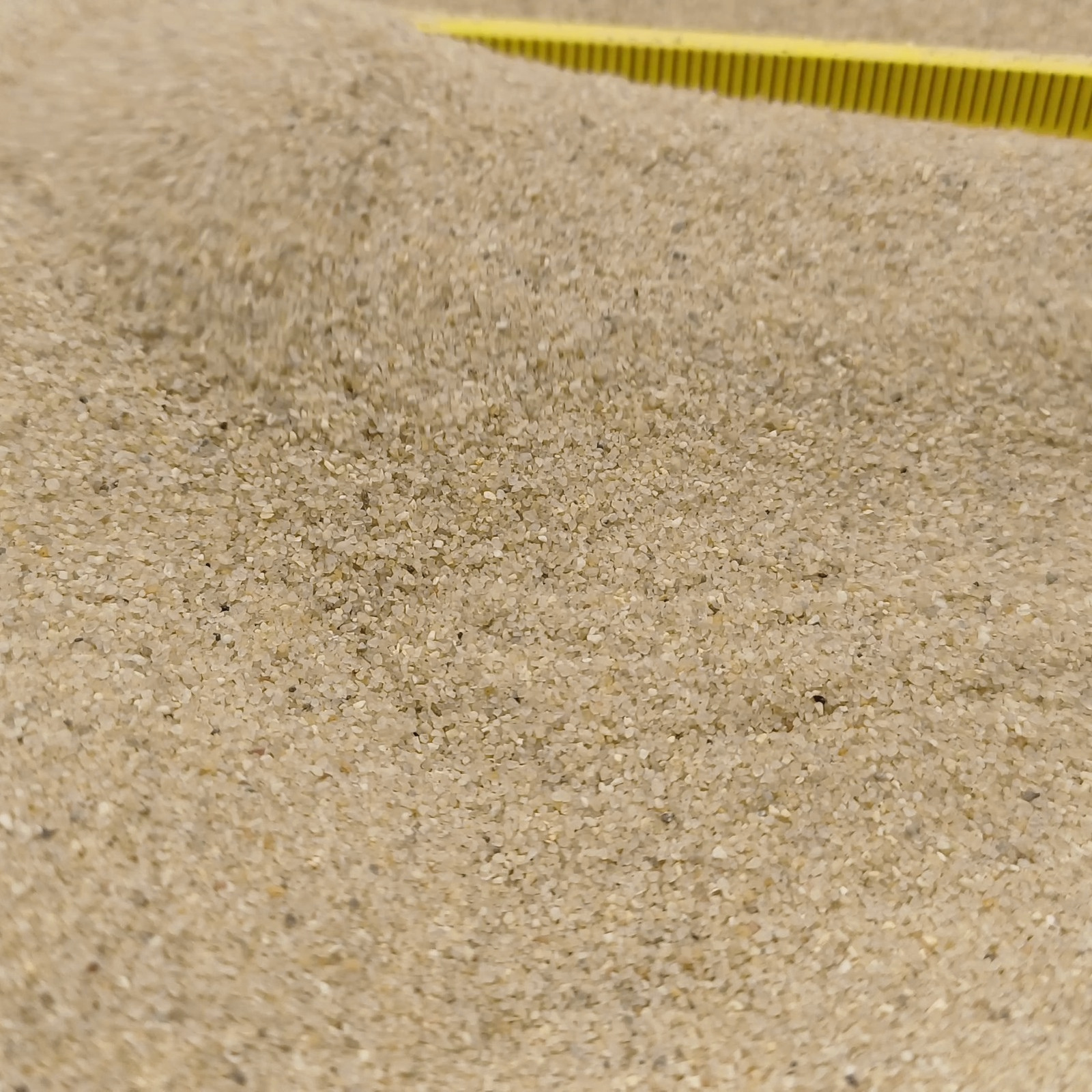 Terrariumsand Naturbeige, 0,3–0,6 mm, 25 kg: Beige Kornstruktur an einer flachen Mulde.