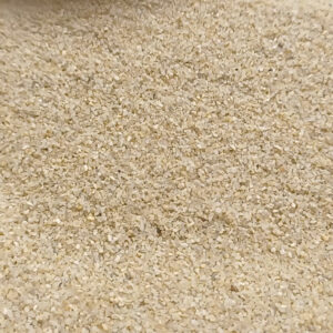 Vogelsand aus Quarzsand Naturbeige, Körnung 0,4–0,8 mm, 25 kg – Nahaufnahme der Kornstruktur.