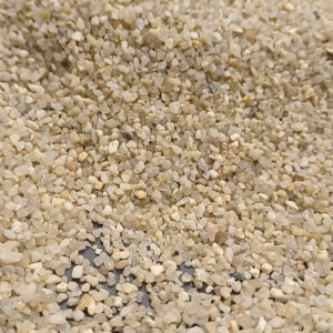 Rasensand aus Quarzsand Naturbeige, Körnung 0,5–1,6 mm, 25 kg – Nahaufnahme der Kornstruktur.